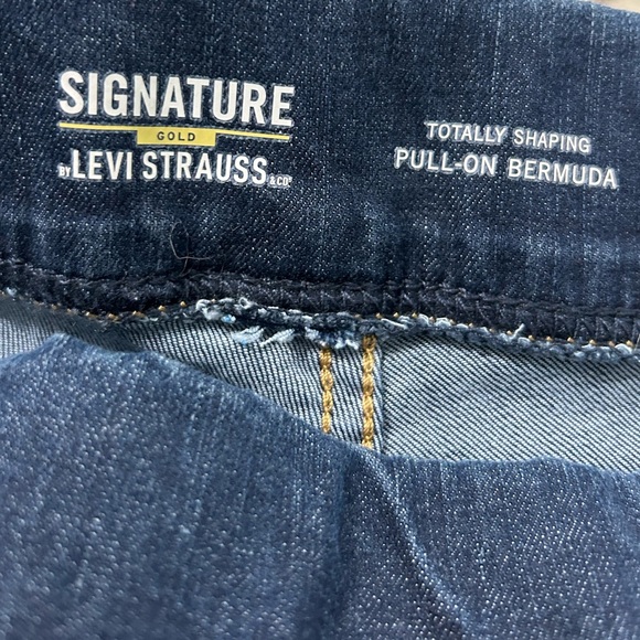 NWT Signature by Levi Strauss Pull On Denim Shorts Size 20 - Picture 9 of 10